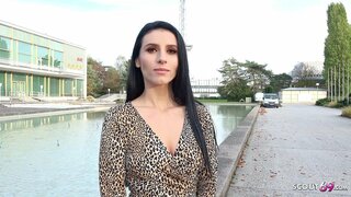 NJEMAČKI IZVIĐAČ - SLATKO IZRAVNA DJEVOJKA POTIČE NA SEKS NA LAŽNU RADU MODELA