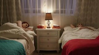 Milis leispiacha spraoi idir redhead agus a chick blonde