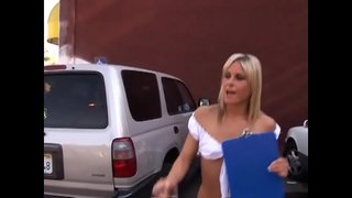 Jeune cochonne prend la bite dure dans sa chatte rasée humide