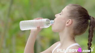 Seksi dušo pokazuje lijepo tijelo