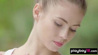 Skinny slut bruna stripping durante la casella di formazione