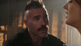 Мастер Чарльз Дера хлещет кнутом маленькую сисястую рабыню Зоя Спаркс белән кляпом во рту, ә аннары позе свайщика трахает аның киску зур әгъзасы, татарстан подземелье.