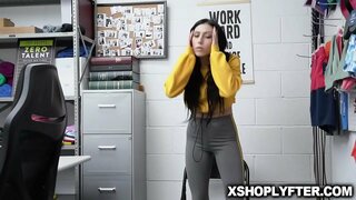 Брюнетка жасөспірім Джуди Джоли алады оның тығыз киска ромпед жабайы күзетші артынан