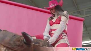 کی کوشش کرتا ہے کو ہینڈل کرنے میں بڑا لنڈ اس کے BF