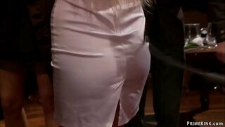 Blonde máistreás Lorelei Lee tugann te big tits blonde daor Riley Evans ag páirtí poiblí agus a dhéanann sí bent thar an tábla doggy gangbang fucked