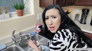 Te mam Lána Lily ba mhaith leis a stepsons sú sin ar a turais sí dó cé go tá sí ag déanamh níocháin