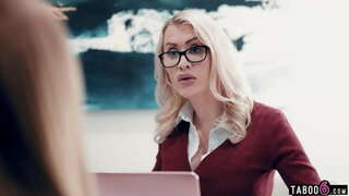 Teen stepdaughters wedi cael rhywfaint o drafferth yn y gwaith gyda hi MILF boss