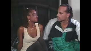 Экзатычная сучка ў чорных панчохах атрымлівае цверды белы член у позе сабакі