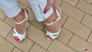 Sexy Kijana katika Visigino juu ya pwani, kukulia na Footjob kwa ajili ya euro 50 kuletwa