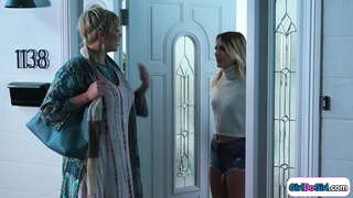 Blonde ceangal lena stepsis trí busty milf mheán.Siad a póg agus an mheán rimmed.An small tits babe facesits le pussy shaved